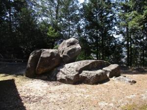 本尊の大きな石