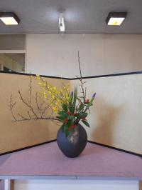 玄関の生け花。ウメ・センリョウ・オンシジウム・アヤメ