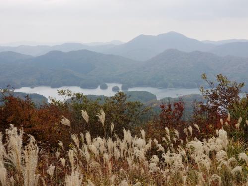 山頂から聖湖を望む