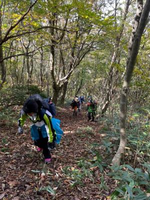 急勾配の登山道