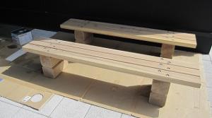 木製のベンチ２