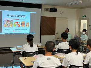 工場の説明を聞く生徒たち