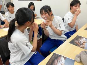 商品を試食する生徒たち