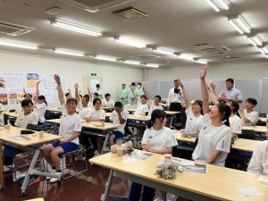 手を挙げて質問する生徒たち