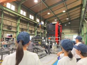 工程を見学する生徒