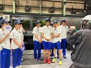 説明を聞く生徒