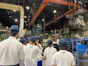 工程を見学する生徒