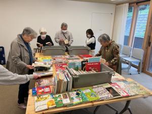 選んでいる写真1