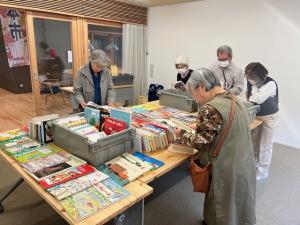 選んでいる写真2