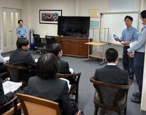 セイユーで説明を聞く生徒たち