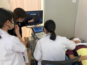エコーの検査体験をする生徒
