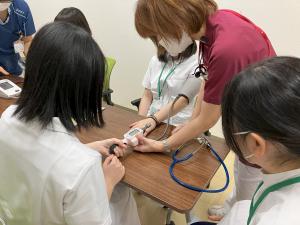 実際に血圧測定をする生徒