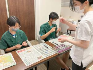 歯科の器具に触れる生徒たち