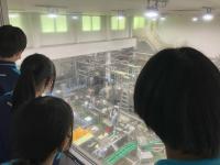 工場内を見学する生徒