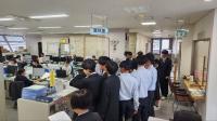 庁舎内を見学する生徒