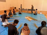 しめ縄づくり様子1