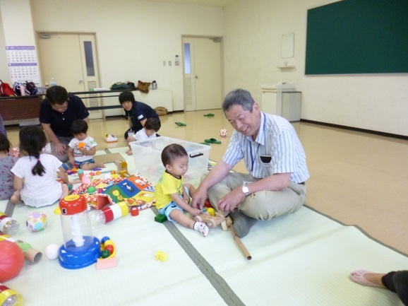 館長が子どもと遊んでいます