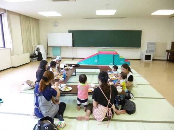 お子様連れが子どもさんとランチを楽しむ様子 