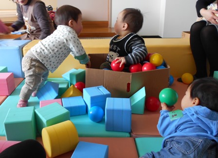 子どもたちが遊んでいる様子