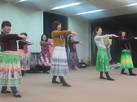 初めての方も楽しく踊ります。