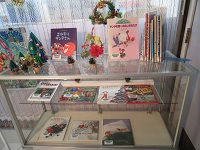 図書室入口にクリスマスの絵本展示中