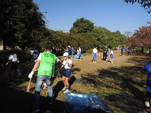 近所の公園での落ち葉集め。集めた落ち葉は近所の花農家さんへプレゼント！