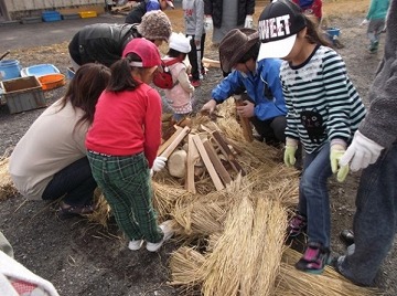 土器の上にさらにマキで覆って…