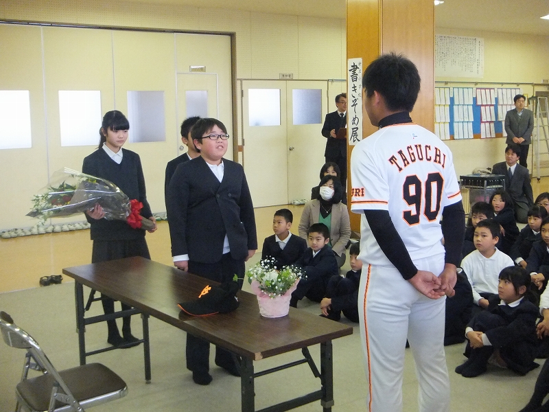 児童からお礼の言葉と花束贈呈