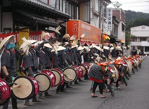 田楽団の道行（行進・演技披露）