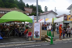 壬生商店街に設けた飲食ブースも大盛況