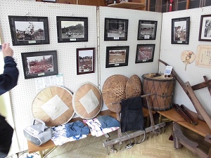 商店街での花田植の展示の様子