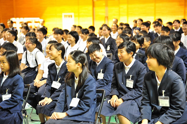 講演に聞き入る児童たち