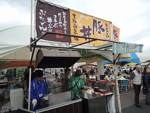 飲食ブースでの活動（調理の手伝い）