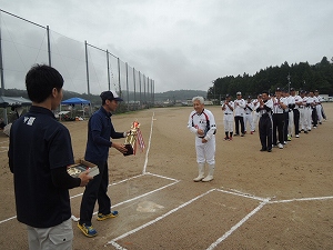 優勝トロフィー返還（昨年度優勝：チーム大朝人）