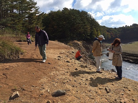 思い思いの場所で遺物を探します