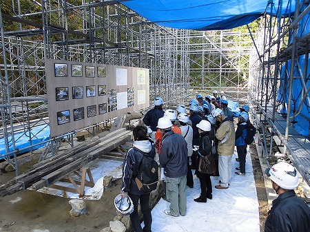 「中門造り」の民家の復元現場