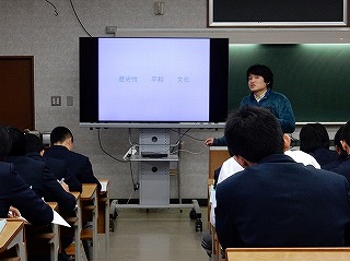 白川学芸員の話を、メモを取りながら熱心に聞く。