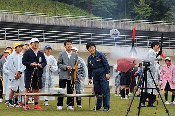 発射スイッチを押す様子