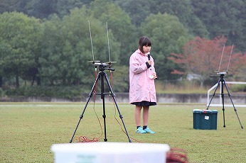 閉会式で謝辞を述べる児童