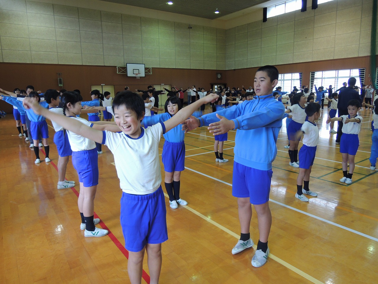 2人1組で正しい動きをマスターします