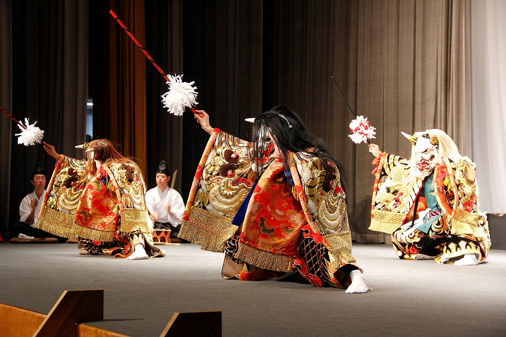 新成人による神楽「塵輪」