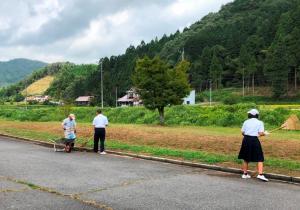 施設周辺を清掃する様子