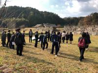 吉川元春館跡を見学する様子