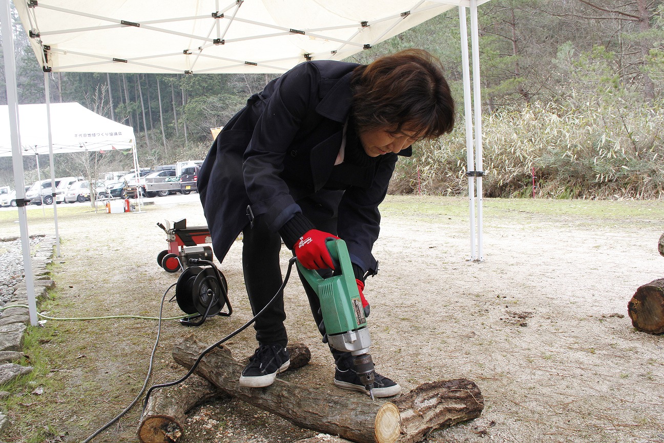 椎茸の榾木作り