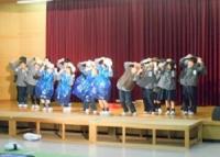 豊平小学校の劇「おむすびころりん」踊っています